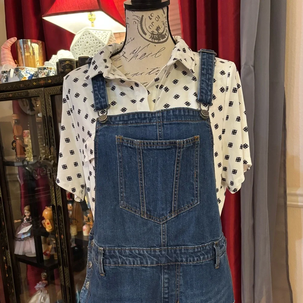 Old Navy Distressed Overall Shorts - Picture 4 of 6